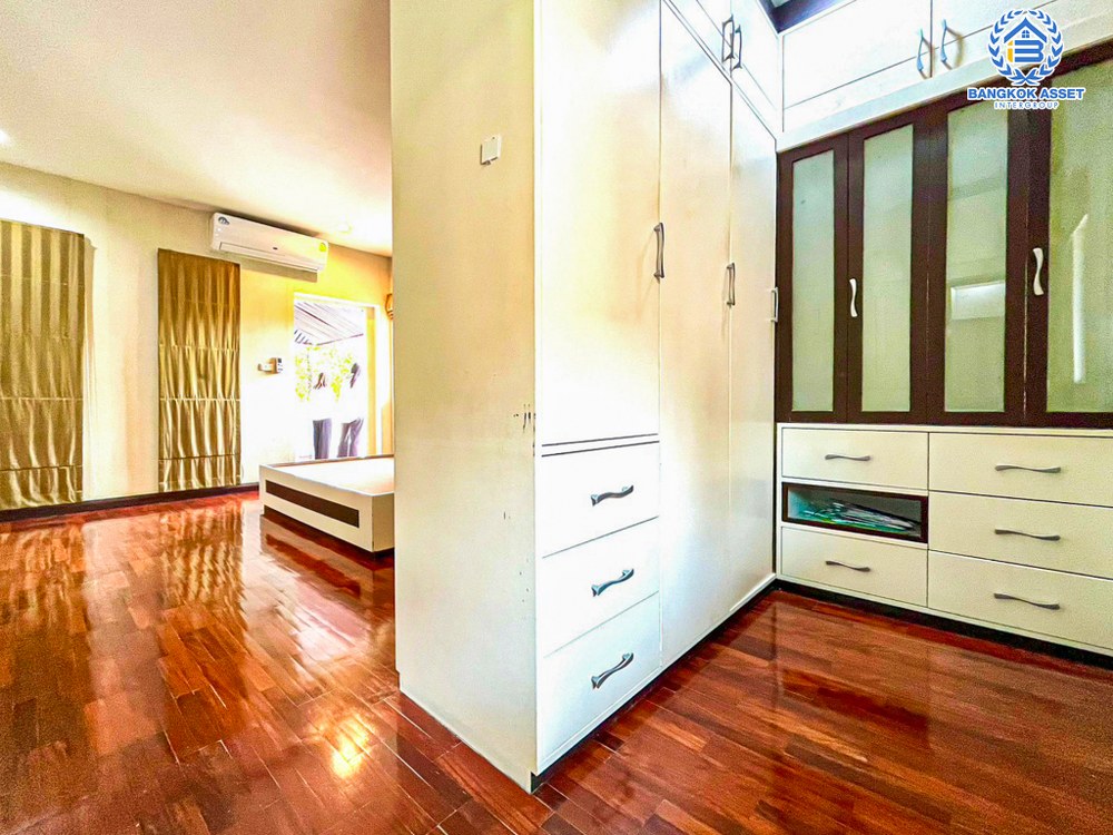 *****บ้านเดี่ยวมือสอง โครงการ นันทวดี บางศรีเมือง เนื้อที่ 77 ตร.ว. ฟังก์ชัน 4 ห้องนอน 4 ห้องน้ำ 2 ที่จอดรถ บ้านหลังใหญ่ สภาพภายในดีเยี่ยม พร้อมเข้าอยู่ บนทำเลแห่งการเดินทาง เชื่อมต่อถนนรัตนาธิเบศร์ ถนนติวานนท์ ถนนนครอินทร์ ใกล้รถไฟฟ้าสายสีม่วง "สถานีพระนั่งเกล้า" จองเลย!