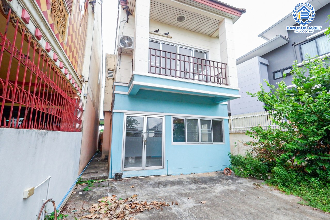 *****บ้านแฝดมือสองกรุงเทพมหานคร หมู่บ้าน เพชรเกษม68 แยก 37 เนื้อที่กว้าง 37.7 ตร.ว. ฟังก์ชัน 3 ห้องนอน 2 ห้องน้ำ 2 ที่จอดรถ บ้านสภาพพร้อมอยู่ บนทำเลดี เชื่อมต่อถนนเพชรเกษม ถนนพุทธมณฑล สาย 1 ใกล้จุดขึ้นทางด่วน "พระราม2" และรถไฟฟ้าสายสีน้ำเงิน "สถานีบางแค" เพียง 12 นาทีเท่านั้น!!