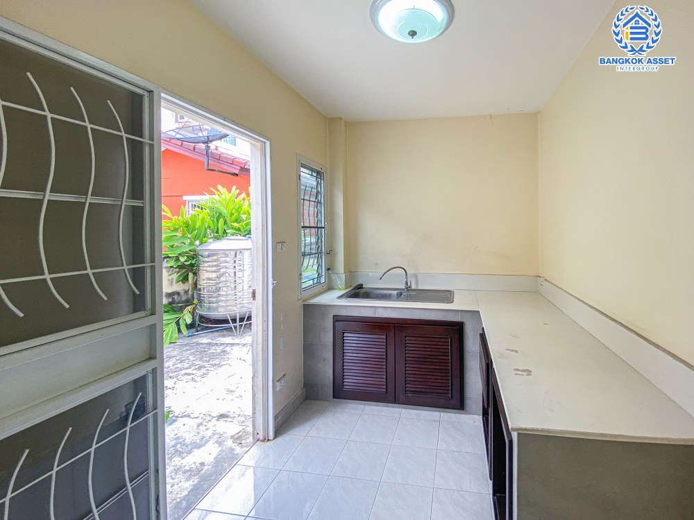 *****บ้านเดี่ยวมือสอง ชวนชื่น ปิ่นเกล้า-วงแหวน เนื้อที่ 56.50 ตร.ว. ฟังก์ชัน 3 ห้องนอน 2 ห้องน้ำ 2 ที่จอดรถ บ้านสภาพสวย พร้อมเข้าอยู่ โครงการบนทำเลเดินทางสะดวก เชื่อมต่อถนนกาญจนาเษก(วงแหวนรอบนอก) ถนนอัจฉริยะพัฒนา ถนนรัตนาธิเบศร์ ใกล้เซ็นทรัล เวสต์เกต จุดขึ้นทางด่วน "ศรีรัช"