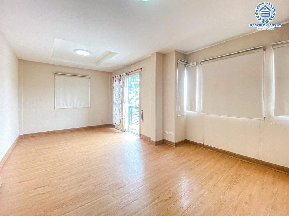 *****บ้านเดี่ยวมือสอง ชวนชื่น ปิ่นเกล้า-วงแหวน เนื้อที่ 56.50 ตร.ว. ฟังก์ชัน 3 ห้องนอน 2 ห้องน้ำ 2 ที่จอดรถ บ้านสภาพสวย พร้อมเข้าอยู่ โครงการบนทำเลเดินทางสะดวก เชื่อมต่อถนนกาญจนาเษก(วงแหวนรอบนอก) ถนนอัจฉริยะพัฒนา ถนนรัตนาธิเบศร์ ใกล้เซ็นทรัล เวสต์เกต จุดขึ้นทางด่วน "ศรีรัช"