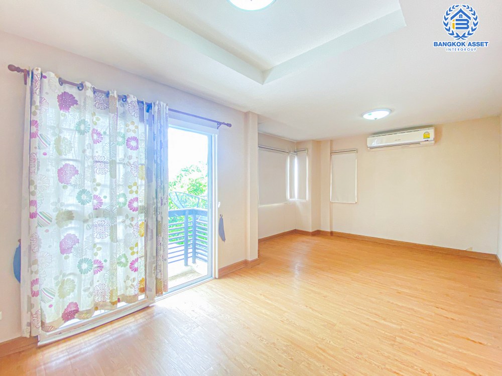 *****บ้านเดี่ยวมือสอง ชวนชื่น ปิ่นเกล้า-วงแหวน เนื้อที่ 56.50 ตร.ว. ฟังก์ชัน 3 ห้องนอน 2 ห้องน้ำ 2 ที่จอดรถ บ้านสภาพสวย พร้อมเข้าอยู่ โครงการบนทำเลเดินทางสะดวก เชื่อมต่อถนนกาญจนาเษก(วงแหวนรอบนอก) ถนนอัจฉริยะพัฒนา ถนนรัตนาธิเบศร์ ใกล้เซ็นทรัล เวสต์เกต จุดขึ้นทางด่วน "ศรีรัช"