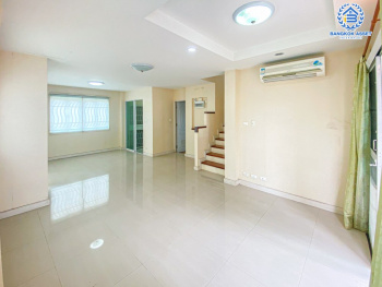 *****บ้านเดี่ยวมือสอง ชวนชื่น ปิ่นเกล้า-วงแหวน เนื้อที่ 56.50 ตร.ว. ฟังก์ชัน 3 ห้องนอน 2 ห้องน้ำ 2 ที่จอดรถ บ้านสภาพสวย พร้อมเข้าอยู่ โครงการบนทำเลเดินทางสะดวก เชื่อมต่อถนนกาญจนาเษก(วงแหวนรอบนอก) ถนนอัจฉริยะพัฒนา ถนนรัตนาธิเบศร์ ใกล้เซ็นทรัล เวสต์เกต จุดขึ้นทางด่วน "ศรีรัช"