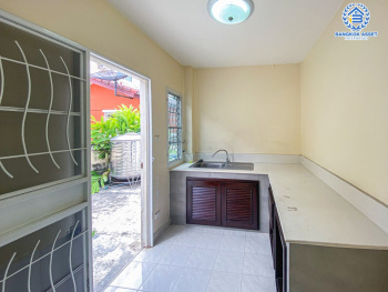 *****บ้านเดี่ยวมือสอง ชวนชื่น ปิ่นเกล้า-วงแหวน เนื้อที่ 56.50 ตร.ว. ฟังก์ชัน 3 ห้องนอน 2 ห้องน้ำ 2 ที่จอดรถ บ้านสภาพสวย พร้อมเข้าอยู่ โครงการบนทำเลเดินทางสะดวก เชื่อมต่อถนนกาญจนาเษก(วงแหวนรอบนอก) ถนนอัจฉริยะพัฒนา ถนนรัตนาธิเบศร์ ใกล้เซ็นทรัล เวสต์เกต จุดขึ้นทางด่วน "ศรีรัช"