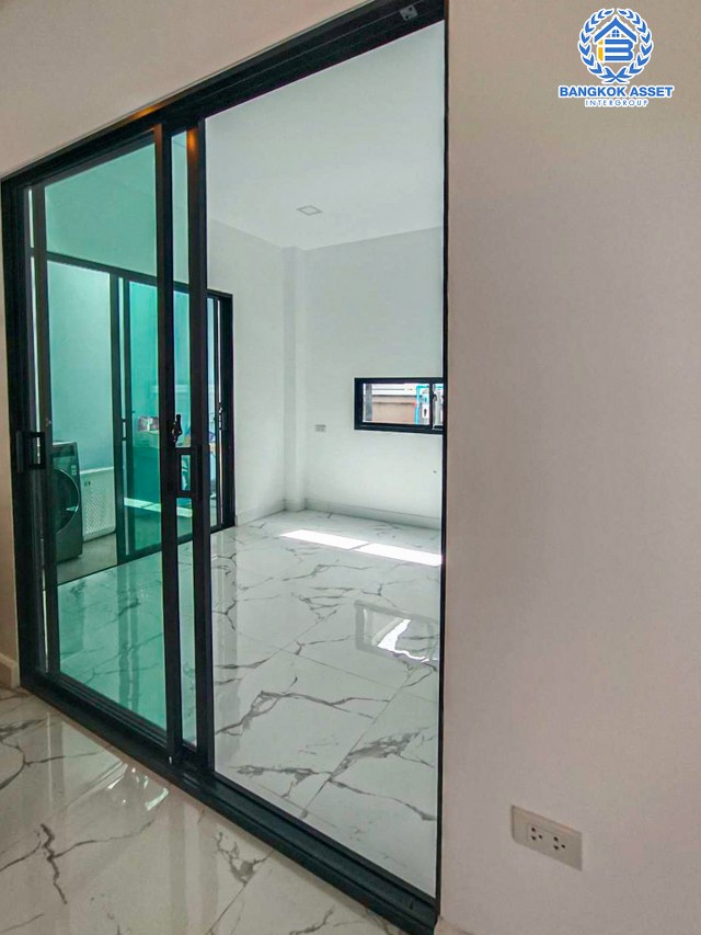 *****บ้านเดี่ยวมือสองกรุงเทพมหานคร โครงการ เดอะรักซ์ รามอินทรา-หทัยราษฎร์ หลังมุม! เนื้อที่กว้างขวางถึง 56.3 ตร.ว. ฟังก์ชัน 4 ห้องนอน 3 ห้องน้ำ 2 ที่จอดรถ สภาพใหม่ ไม่เคยเข้าอยู่ ระบบประปาพร้อมกรองน้ำดี แถมฟรี! 1 เครื่องปรับอากาศ 2 เครื่องทำน้ำอุ่น บนทำเลดี ใกล้จุดขึ้นทางด่วน "รามอินทรา" จองเลย!