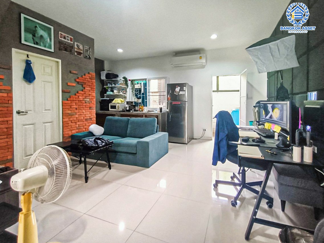 *****ทาวน์เฮ้าส์มือสองนนทบุรี โครงการ ภูมิธารา บ้านกล้วย-ไทรน้อย เนื้อที่ 19.7 ตร.ว. ฟังก์ชัน 2 ห้องนอน 2 ห้องน้ำ 2 ที่จอดรถ บ้านสภาพสวยสุดๆ บนทำเลแห่งการเดินทาง เชื่อมต่อถนนกาญจนาภิเษก ใกล้รถไฟฟ้าสายสีม่วง "สถานีคลองบางไผ่" และจุดขึ้นทางด่วน "ศรีรัช"