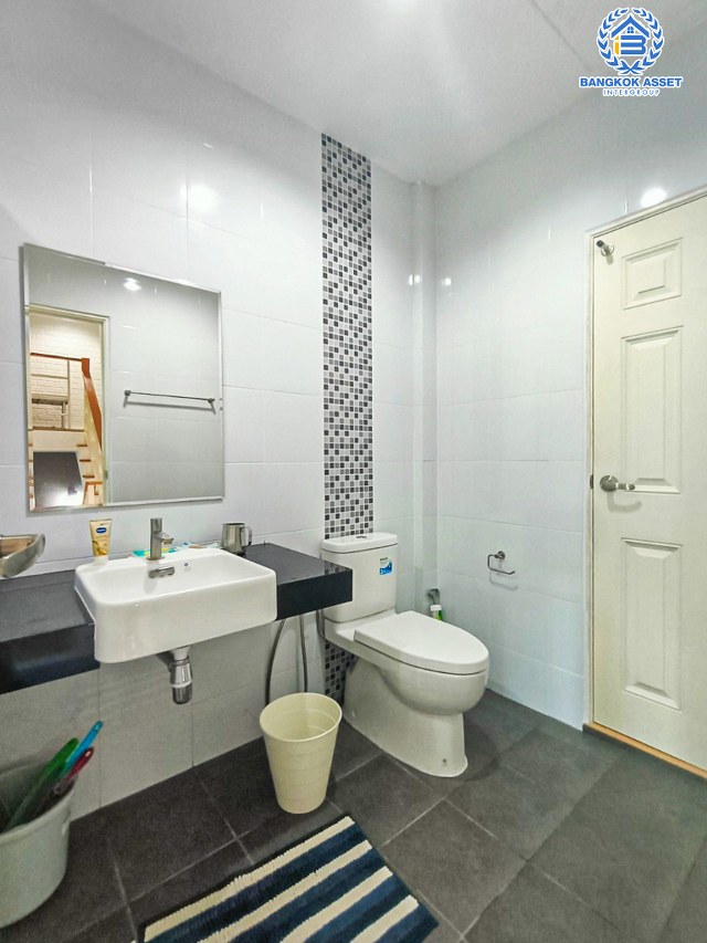 *****ทาวน์เฮ้าส์มือสองนนทบุรี โครงการ ภูมิธารา บ้านกล้วย-ไทรน้อย เนื้อที่ 19.7 ตร.ว. ฟังก์ชัน 2 ห้องนอน 2 ห้องน้ำ 2 ที่จอดรถ บ้านสภาพสวยสุดๆ บนทำเลแห่งการเดินทาง เชื่อมต่อถนนกาญจนาภิเษก ใกล้รถไฟฟ้าสายสีม่วง "สถานีคลองบางไผ่" และจุดขึ้นทางด่วน "ศรีรัช"