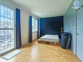 *****ทาวน์เฮ้าส์มือสองนนทบุรี โครงการ ภูมิธารา บ้านกล้วย-ไทรน้อย เนื้อที่ 19.7 ตร.ว. ฟังก์ชัน 2 ห้องนอน 2 ห้องน้ำ 2 ที่จอดรถ บ้านสภาพสวยสุดๆ บนทำเลแห่งการเดินทาง เชื่อมต่อถนนกาญจนาภิเษก ใกล้รถไฟฟ้าสายสีม่วง "สถานีคลองบางไผ่" และจุดขึ้นทางด่วน "ศรีรัช"