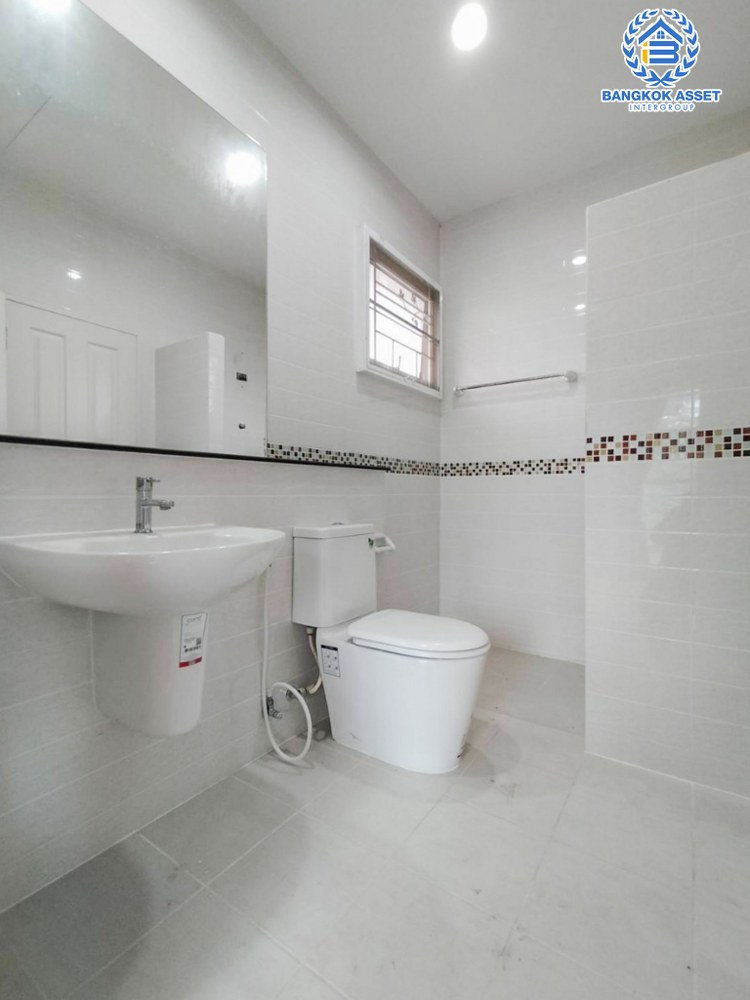 *****บ้านเดี่ยวมือสอง มณีรินทร์ เลค&พาร์ค 345 เนื้อที่ 79.60 ตร.ว. ฟังก์ชัน 3 ห้องนอน 3 ห้องน้ำ 3 ที่จอดรถ บ้านหลังใหญ่พร้อมอยู่ บนทำเลเดินทางสะดวก เชื่อมต่อถนน 345 ถนนราชพฤกษ์ ถนนศรีสมาน ใกล้โรบินสันไลฟ์สไตล์ จุดขึ้นทางด่วน "ศรีสมาน"