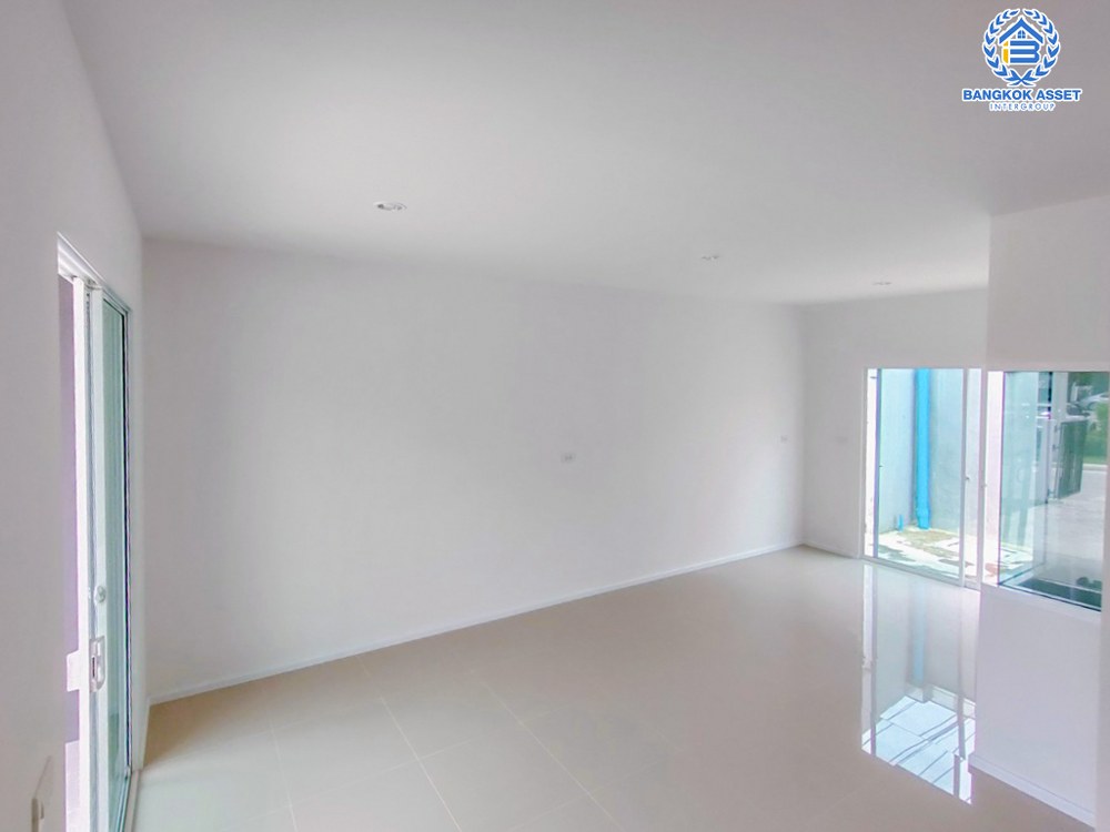 ทาวน์เฮ้าส์มือสอง โครงการ ฟลอรา ติวานนท์ หลังมุม เนื้อที่ 24.90 ตร.ว. ฟังก์ชัน 4 ห้องนอน 2 ห้องน้ำ 2 ที่จอดรถ บ้านใหม่ไม่เคยเข้าอยู่ ใกล้ส่วนกลาง และสวนโครงการ บนทำเลเดินสะดวก เชื่อมต่อถนนราชพฤกษ์ ถนนติวานนท์ ถนนเลี่ยงเมืองนนทบุรี ใกล้รถไฟฟ้าสายสีม่วง "สถานีกระทรวงสาธารณสุข" และจุดขึ้นทางด่วน "ศรีรัช"