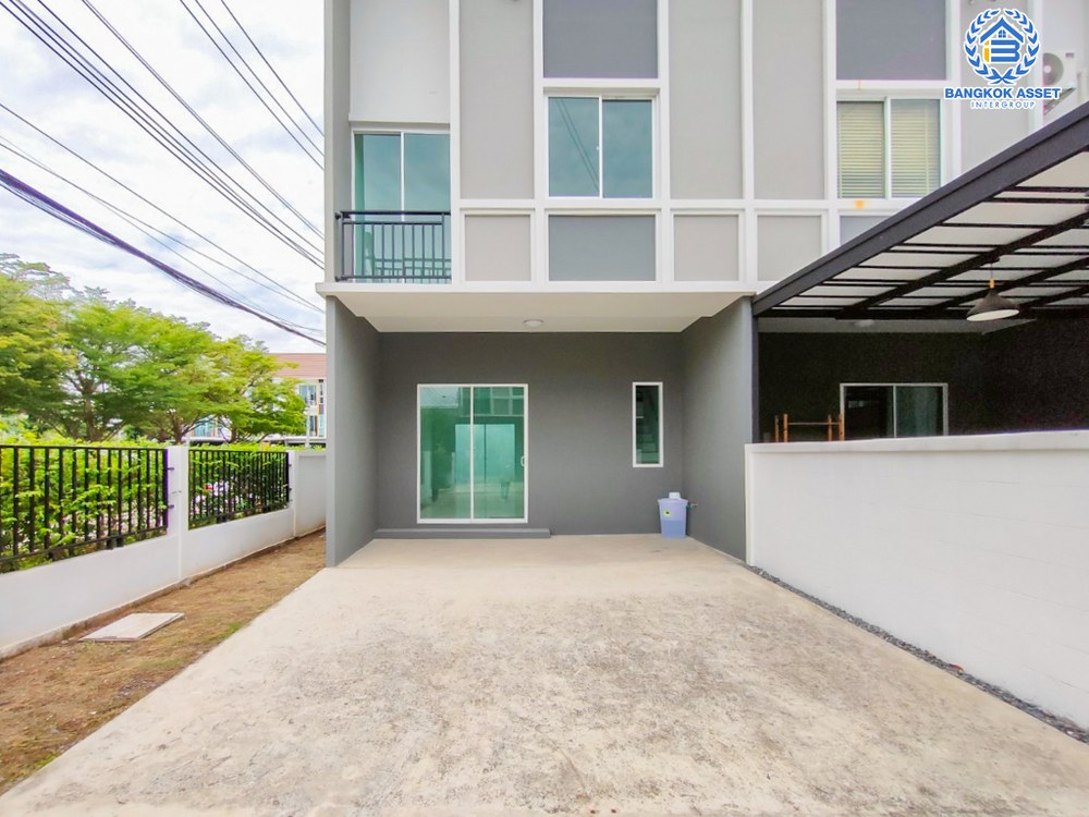 ทาวน์เฮ้าส์มือสอง โครงการ ฟลอรา ติวานนท์ หลังมุม เนื้อที่ 24.90 ตร.ว. ฟังก์ชัน 4 ห้องนอน 2 ห้องน้ำ 2 ที่จอดรถ บ้านใหม่ไม่เคยเข้าอยู่ ใกล้ส่วนกลาง และสวนโครงการ บนทำเลเดินสะดวก เชื่อมต่อถนนราชพฤกษ์ ถนนติวานนท์ ถนนเลี่ยงเมืองนนทบุรี ใกล้รถไฟฟ้าสายสีม่วง "สถานีกระทรวงสาธารณสุข" และจุดขึ้นทางด่วน "ศรีรัช"