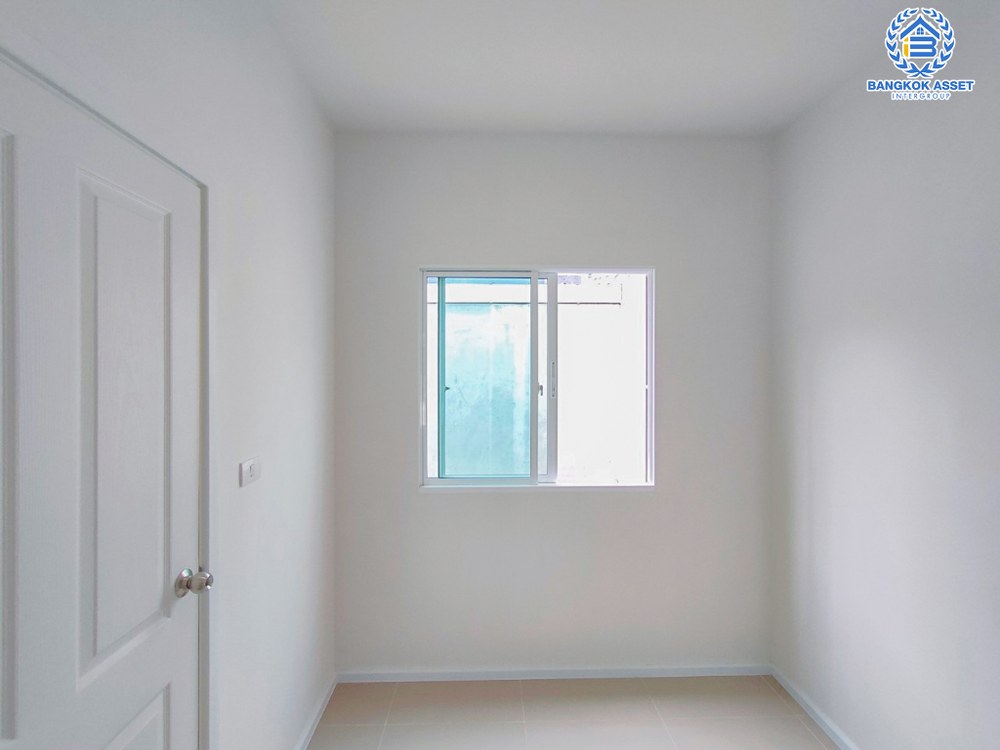 ทาวน์เฮ้าส์มือสอง โครงการ ฟลอรา ติวานนท์ หลังมุม เนื้อที่ 24.90 ตร.ว. ฟังก์ชัน 4 ห้องนอน 2 ห้องน้ำ 2 ที่จอดรถ บ้านใหม่ไม่เคยเข้าอยู่ ใกล้ส่วนกลาง และสวนโครงการ บนทำเลเดินสะดวก เชื่อมต่อถนนราชพฤกษ์ ถนนติวานนท์ ถนนเลี่ยงเมืองนนทบุรี ใกล้รถไฟฟ้าสายสีม่วง "สถานีกระทรวงสาธารณสุข" และจุดขึ้นทางด่วน "ศรีรัช"