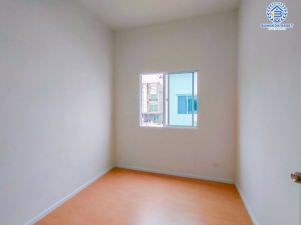 ทาวน์เฮ้าส์มือสอง โครงการ ฟลอรา ติวานนท์ หลังมุม เนื้อที่ 24.90 ตร.ว. ฟังก์ชัน 4 ห้องนอน 2 ห้องน้ำ 2 ที่จอดรถ บ้านใหม่ไม่เคยเข้าอยู่ ใกล้ส่วนกลาง และสวนโครงการ บนทำเลเดินสะดวก เชื่อมต่อถนนราชพฤกษ์ ถนนติวานนท์ ถนนเลี่ยงเมืองนนทบุรี ใกล้รถไฟฟ้าสายสีม่วง "สถานีกระทรวงสาธารณสุข" และจุดขึ้นทางด่วน "ศรีรัช"