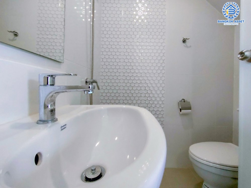 ทาวน์เฮ้าส์มือสอง โครงการ ฟลอรา ติวานนท์ หลังมุม เนื้อที่ 24.90 ตร.ว. ฟังก์ชัน 4 ห้องนอน 2 ห้องน้ำ 2 ที่จอดรถ บ้านใหม่ไม่เคยเข้าอยู่ ใกล้ส่วนกลาง และสวนโครงการ บนทำเลเดินสะดวก เชื่อมต่อถนนราชพฤกษ์ ถนนติวานนท์ ถนนเลี่ยงเมืองนนทบุรี ใกล้รถไฟฟ้าสายสีม่วง "สถานีกระทรวงสาธารณสุข" และจุดขึ้นทางด่วน "ศรีรัช"