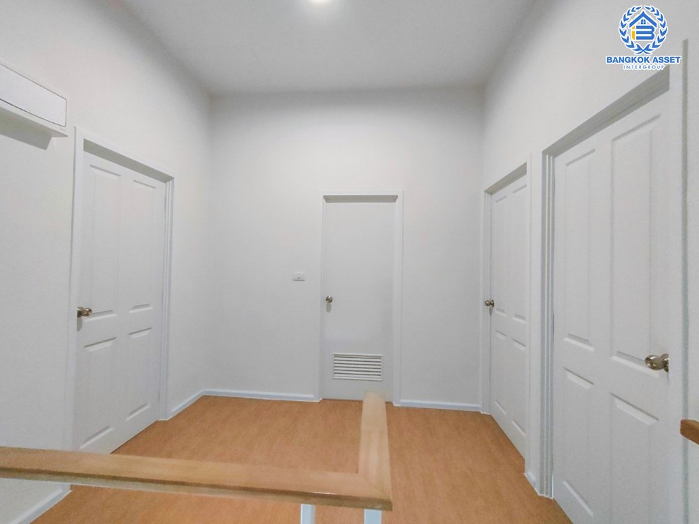 ทาวน์เฮ้าส์มือสอง โครงการ ฟลอรา ติวานนท์ หลังมุม เนื้อที่ 24.90 ตร.ว. ฟังก์ชัน 4 ห้องนอน 2 ห้องน้ำ 2 ที่จอดรถ บ้านใหม่ไม่เคยเข้าอยู่ ใกล้ส่วนกลาง และสวนโครงการ บนทำเลเดินสะดวก เชื่อมต่อถนนราชพฤกษ์ ถนนติวานนท์ ถนนเลี่ยงเมืองนนทบุรี ใกล้รถไฟฟ้าสายสีม่วง "สถานีกระทรวงสาธารณสุข" และจุดขึ้นทางด่วน "ศรีรัช"