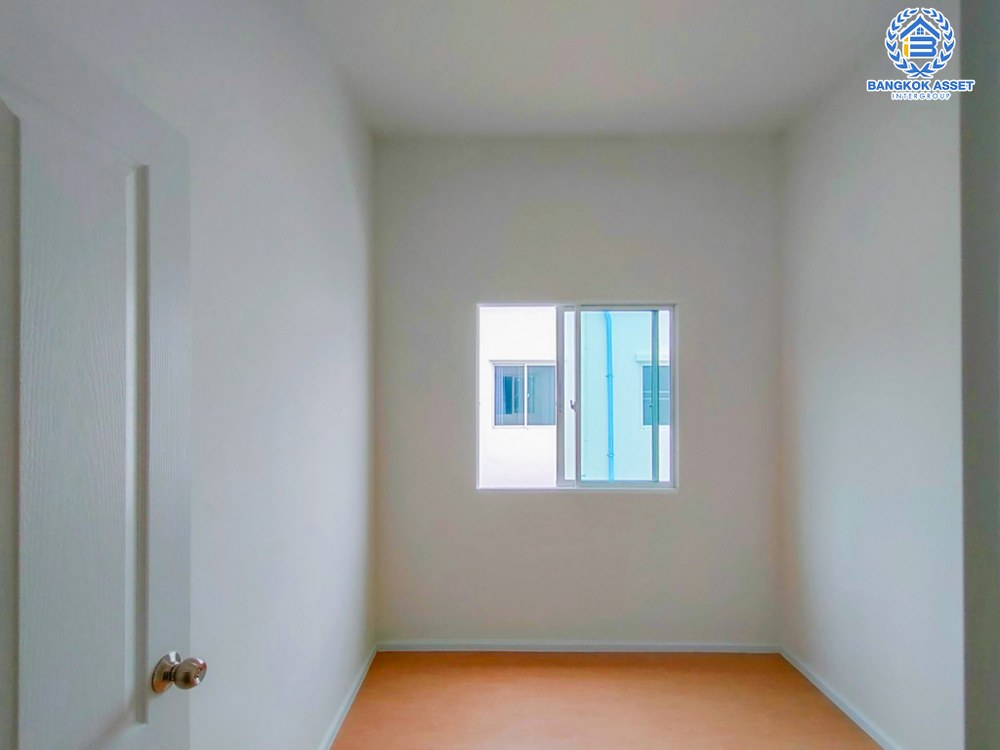 ทาวน์เฮ้าส์มือสอง โครงการ ฟลอรา ติวานนท์ หลังมุม เนื้อที่ 24.90 ตร.ว. ฟังก์ชัน 4 ห้องนอน 2 ห้องน้ำ 2 ที่จอดรถ บ้านใหม่ไม่เคยเข้าอยู่ ใกล้ส่วนกลาง และสวนโครงการ บนทำเลเดินสะดวก เชื่อมต่อถนนราชพฤกษ์ ถนนติวานนท์ ถนนเลี่ยงเมืองนนทบุรี ใกล้รถไฟฟ้าสายสีม่วง "สถานีกระทรวงสาธารณสุข" และจุดขึ้นทางด่วน "ศรีรัช"