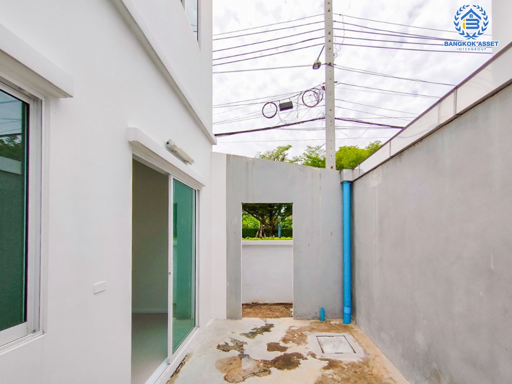 ทาวน์เฮ้าส์มือสอง โครงการ ฟลอรา ติวานนท์ หลังมุม เนื้อที่ 24.90 ตร.ว. ฟังก์ชัน 4 ห้องนอน 2 ห้องน้ำ 2 ที่จอดรถ บ้านใหม่ไม่เคยเข้าอยู่ ใกล้ส่วนกลาง และสวนโครงการ บนทำเลเดินสะดวก เชื่อมต่อถนนราชพฤกษ์ ถนนติวานนท์ ถนนเลี่ยงเมืองนนทบุรี ใกล้รถไฟฟ้าสายสีม่วง "สถานีกระทรวงสาธารณสุข" และจุดขึ้นทางด่วน "ศรีรัช"