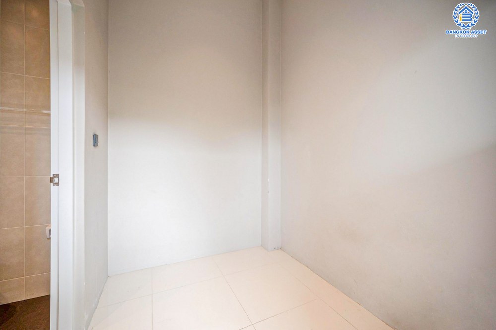 *****บ้านเดี่ยวมือสอง โครงการ เดอะ เจนทริ วิภาวดี หลังมุม จาก SC ASSET เนื้อที่ 136.90 ตร.ว. ฟังก์ชัน 5 ห้องนอน 7 ห้องน้ำ 4 ที่จอดรถ บ้านหลังใหญ่ ติดตั้งลิฟต์ในบ้าน ตกแต่งหรูหรา บนทำเลแห่งการเดินทาง เชื่อมต่อถนนพหลโยธิน ถนนรามอินทรา ถนนประเสริฐมนูกิจ ใกล้รถไฟฟ้าสายสีแดง "สถานีหลักสี่"