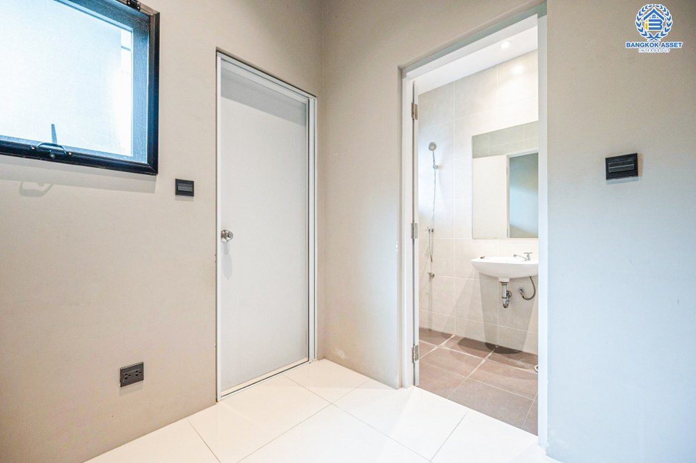 *****บ้านเดี่ยวมือสอง โครงการ เดอะ เจนทริ วิภาวดี หลังมุม จาก SC ASSET เนื้อที่ 136.90 ตร.ว. ฟังก์ชัน 5 ห้องนอน 7 ห้องน้ำ 4 ที่จอดรถ บ้านหลังใหญ่ ติดตั้งลิฟต์ในบ้าน ตกแต่งหรูหรา บนทำเลแห่งการเดินทาง เชื่อมต่อถนนพหลโยธิน ถนนรามอินทรา ถนนประเสริฐมนูกิจ ใกล้รถไฟฟ้าสายสีแดง "สถานีหลักสี่"