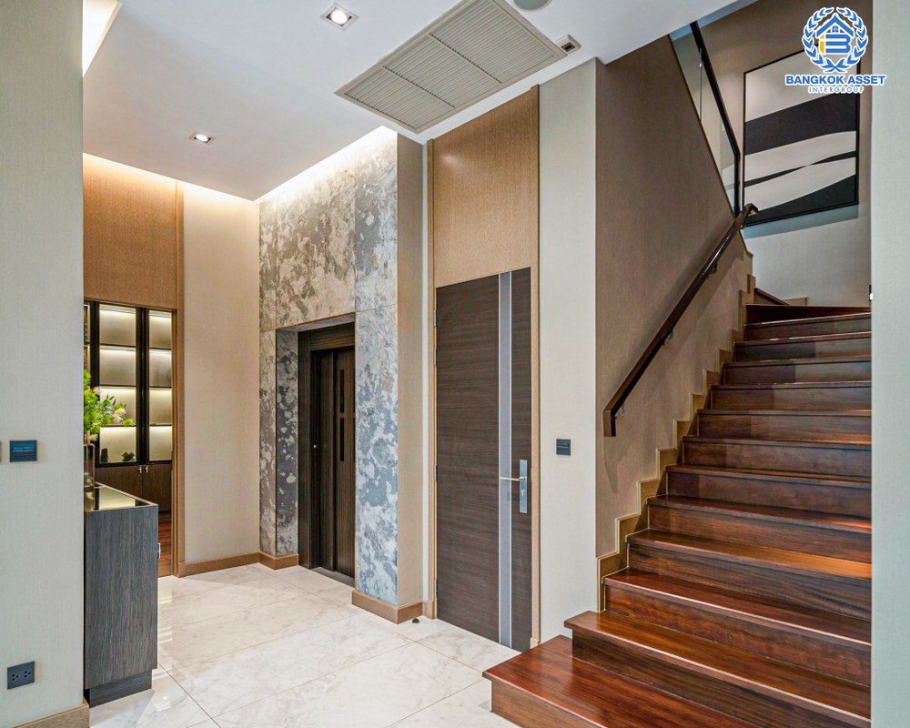 *****บ้านเดี่ยวมือสอง โครงการ เดอะ เจนทริ วิภาวดี หลังมุม จาก SC ASSET เนื้อที่ 136.90 ตร.ว. ฟังก์ชัน 5 ห้องนอน 7 ห้องน้ำ 4 ที่จอดรถ บ้านหลังใหญ่ ติดตั้งลิฟต์ในบ้าน ตกแต่งหรูหรา บนทำเลแห่งการเดินทาง เชื่อมต่อถนนพหลโยธิน ถนนรามอินทรา ถนนประเสริฐมนูกิจ ใกล้รถไฟฟ้าสายสีแดง "สถานีหลักสี่"