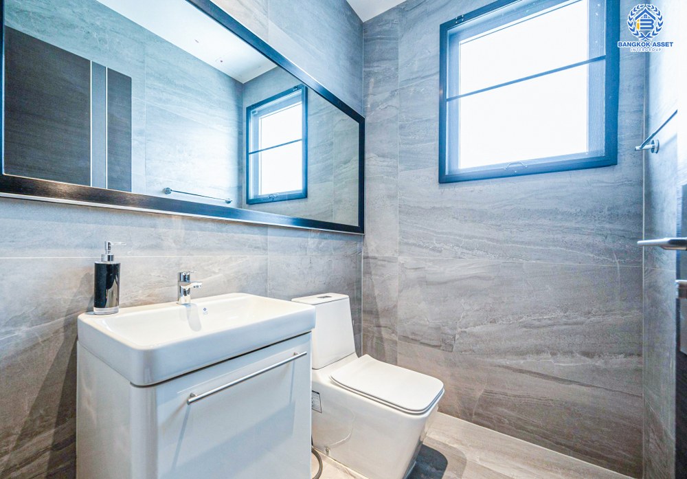 *****บ้านเดี่ยวมือสอง โครงการ เดอะ เจนทริ วิภาวดี หลังมุม จาก SC ASSET เนื้อที่ 136.90 ตร.ว. ฟังก์ชัน 5 ห้องนอน 7 ห้องน้ำ 4 ที่จอดรถ บ้านหลังใหญ่ ติดตั้งลิฟต์ในบ้าน ตกแต่งหรูหรา บนทำเลแห่งการเดินทาง เชื่อมต่อถนนพหลโยธิน ถนนรามอินทรา ถนนประเสริฐมนูกิจ ใกล้รถไฟฟ้าสายสีแดง "สถานีหลักสี่"