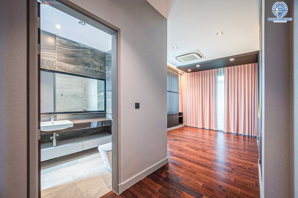 *****บ้านเดี่ยวมือสอง โครงการ เดอะ เจนทริ วิภาวดี หลังมุม จาก SC ASSET เนื้อที่ 136.90 ตร.ว. ฟังก์ชัน 5 ห้องนอน 7 ห้องน้ำ 4 ที่จอดรถ บ้านหลังใหญ่ ติดตั้งลิฟต์ในบ้าน ตกแต่งหรูหรา บนทำเลแห่งการเดินทาง เชื่อมต่อถนนพหลโยธิน ถนนรามอินทรา ถนนประเสริฐมนูกิจ ใกล้รถไฟฟ้าสายสีแดง "สถานีหลักสี่"