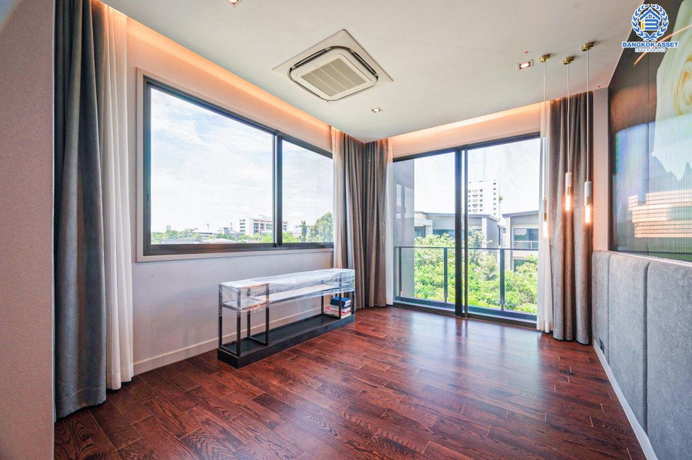 *****บ้านเดี่ยวมือสอง โครงการ เดอะ เจนทริ วิภาวดี หลังมุม จาก SC ASSET เนื้อที่ 136.90 ตร.ว. ฟังก์ชัน 5 ห้องนอน 7 ห้องน้ำ 4 ที่จอดรถ บ้านหลังใหญ่ ติดตั้งลิฟต์ในบ้าน ตกแต่งหรูหรา บนทำเลแห่งการเดินทาง เชื่อมต่อถนนพหลโยธิน ถนนรามอินทรา ถนนประเสริฐมนูกิจ ใกล้รถไฟฟ้าสายสีแดง "สถานีหลักสี่"