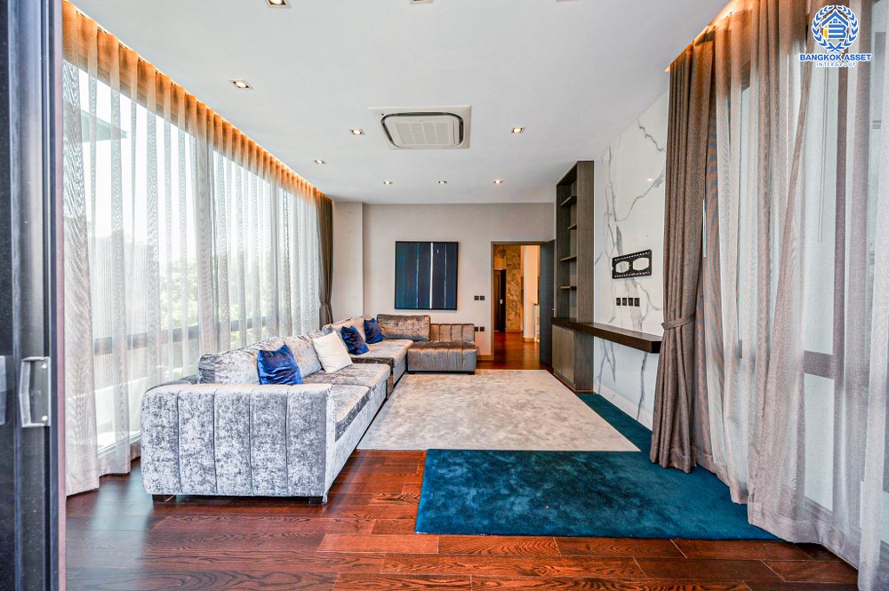 *****บ้านเดี่ยวมือสอง โครงการ เดอะ เจนทริ วิภาวดี หลังมุม จาก SC ASSET เนื้อที่ 136.90 ตร.ว. ฟังก์ชัน 5 ห้องนอน 7 ห้องน้ำ 4 ที่จอดรถ บ้านหลังใหญ่ ติดตั้งลิฟต์ในบ้าน ตกแต่งหรูหรา บนทำเลแห่งการเดินทาง เชื่อมต่อถนนพหลโยธิน ถนนรามอินทรา ถนนประเสริฐมนูกิจ ใกล้รถไฟฟ้าสายสีแดง "สถานีหลักสี่"