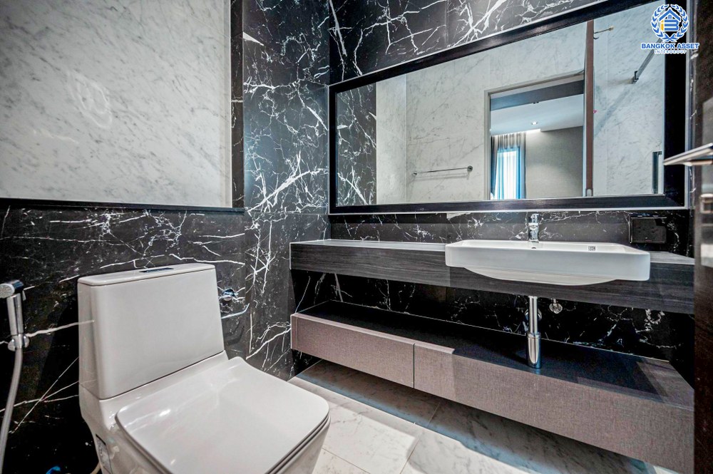 *****บ้านเดี่ยวมือสอง โครงการ เดอะ เจนทริ วิภาวดี หลังมุม จาก SC ASSET เนื้อที่ 136.90 ตร.ว. ฟังก์ชัน 5 ห้องนอน 7 ห้องน้ำ 4 ที่จอดรถ บ้านหลังใหญ่ ติดตั้งลิฟต์ในบ้าน ตกแต่งหรูหรา บนทำเลแห่งการเดินทาง เชื่อมต่อถนนพหลโยธิน ถนนรามอินทรา ถนนประเสริฐมนูกิจ ใกล้รถไฟฟ้าสายสีแดง "สถานีหลักสี่"