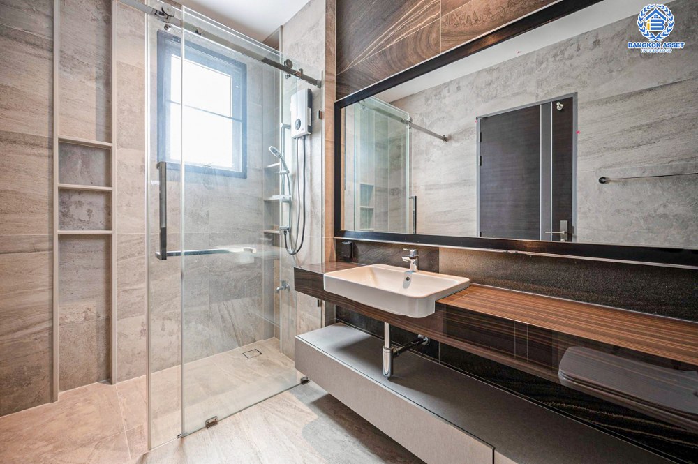 *****บ้านเดี่ยวมือสอง โครงการ เดอะ เจนทริ วิภาวดี หลังมุม จาก SC ASSET เนื้อที่ 136.90 ตร.ว. ฟังก์ชัน 5 ห้องนอน 7 ห้องน้ำ 4 ที่จอดรถ บ้านหลังใหญ่ ติดตั้งลิฟต์ในบ้าน ตกแต่งหรูหรา บนทำเลแห่งการเดินทาง เชื่อมต่อถนนพหลโยธิน ถนนรามอินทรา ถนนประเสริฐมนูกิจ ใกล้รถไฟฟ้าสายสีแดง "สถานีหลักสี่"