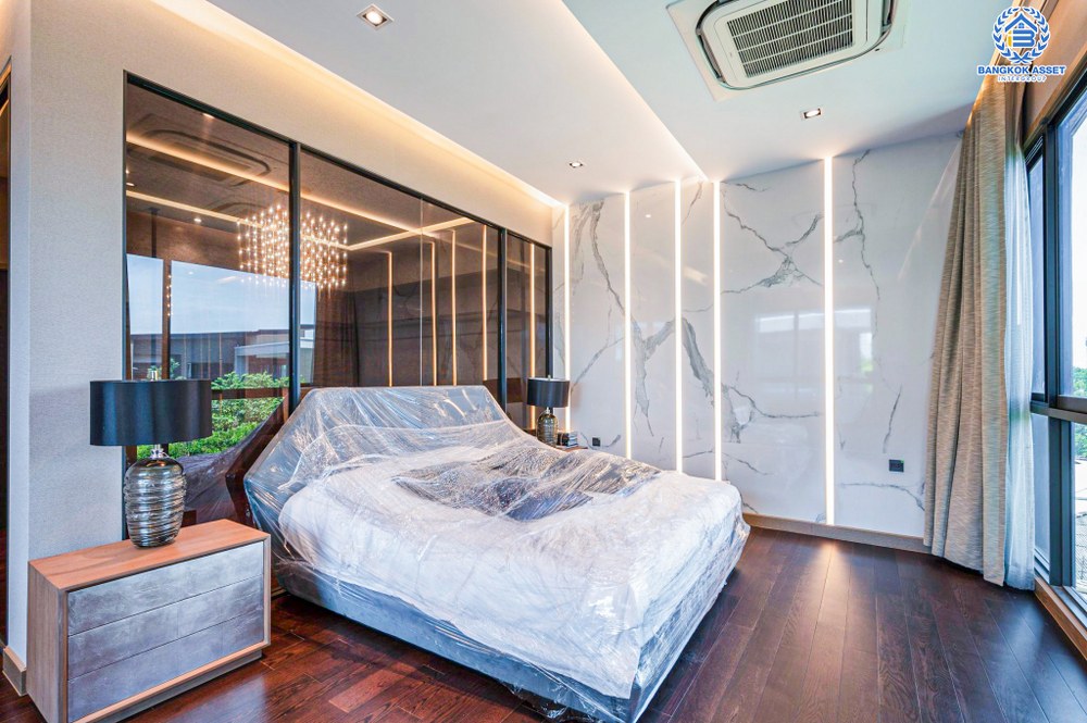 *****บ้านเดี่ยวมือสอง โครงการ เดอะ เจนทริ วิภาวดี หลังมุม จาก SC ASSET เนื้อที่ 136.90 ตร.ว. ฟังก์ชัน 5 ห้องนอน 7 ห้องน้ำ 4 ที่จอดรถ บ้านหลังใหญ่ ติดตั้งลิฟต์ในบ้าน ตกแต่งหรูหรา บนทำเลแห่งการเดินทาง เชื่อมต่อถนนพหลโยธิน ถนนรามอินทรา ถนนประเสริฐมนูกิจ ใกล้รถไฟฟ้าสายสีแดง "สถานีหลักสี่"