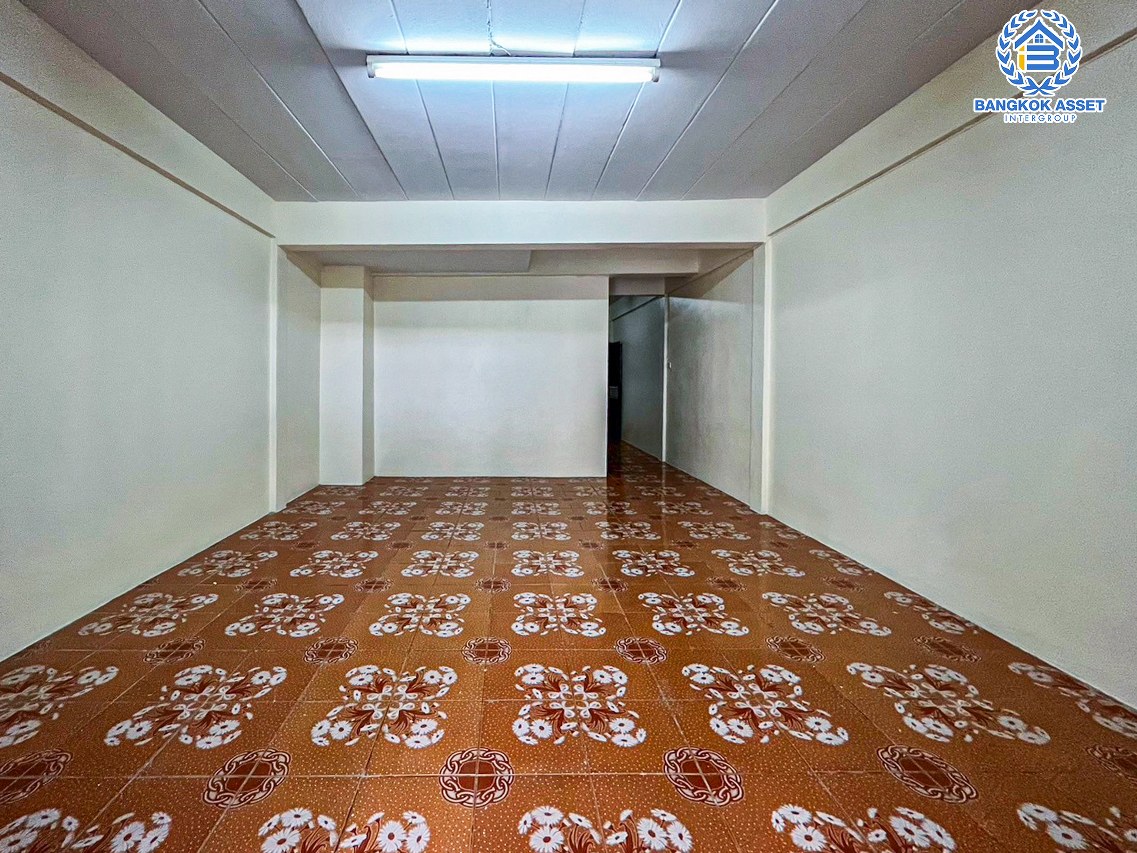 ทาวน์เฮ้าส์มือสองนนทบุรี หมู่บ้าน รัตนาธิเบศร์ กาญจนาภิเษก เนื้อที่ 16 ตร.ว. ฟังก์ชัน 2 ห้องนอน 2 ห้องน้ำ 1 ที่จอดรถ บ้านสภาพสวย พร้อมเข้าอยู่ได้เลย บนทำเลติดเซ็นทรัลเวสต์เกต เชื่อมต่อถนนกาญจนาภิเษก, ถนนรัตนาธิเบศร์ ใกล้รถไฟฟ้าสายสีม่วง "สถานีตลาดบางใหญ่" เพียง 5 นาทีเท่านั้น !