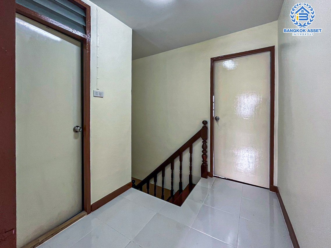 ทาวน์เฮ้าส์มือสองนนทบุรี หมู่บ้าน รัตนาธิเบศร์ กาญจนาภิเษก เนื้อที่ 16 ตร.ว. ฟังก์ชัน 2 ห้องนอน 2 ห้องน้ำ 1 ที่จอดรถ บ้านสภาพสวย พร้อมเข้าอยู่ได้เลย บนทำเลติดเซ็นทรัลเวสต์เกต เชื่อมต่อถนนกาญจนาภิเษก, ถนนรัตนาธิเบศร์ ใกล้รถไฟฟ้าสายสีม่วง "สถานีตลาดบางใหญ่" เพียง 5 นาทีเท่านั้น !