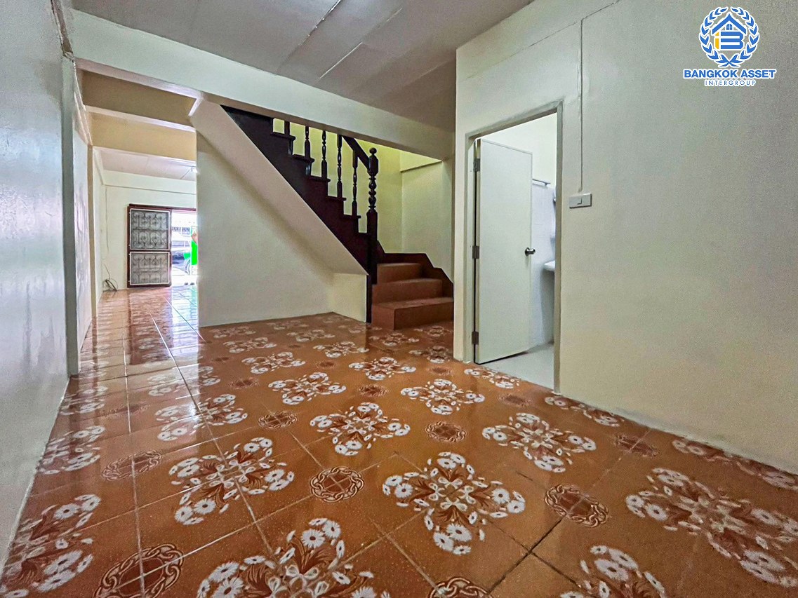 ทาวน์เฮ้าส์มือสองนนทบุรี หมู่บ้าน รัตนาธิเบศร์ กาญจนาภิเษก เนื้อที่ 16 ตร.ว. ฟังก์ชัน 2 ห้องนอน 2 ห้องน้ำ 1 ที่จอดรถ บ้านสภาพสวย พร้อมเข้าอยู่ได้เลย บนทำเลติดเซ็นทรัลเวสต์เกต เชื่อมต่อถนนกาญจนาภิเษก, ถนนรัตนาธิเบศร์ ใกล้รถไฟฟ้าสายสีม่วง "สถานีตลาดบางใหญ่" เพียง 5 นาทีเท่านั้น !