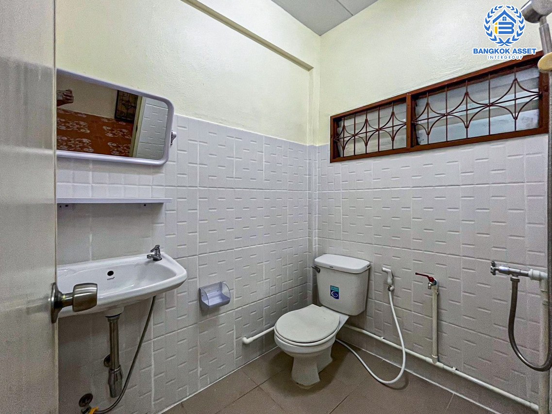 ทาวน์เฮ้าส์มือสองนนทบุรี หมู่บ้าน รัตนาธิเบศร์ กาญจนาภิเษก เนื้อที่ 16 ตร.ว. ฟังก์ชัน 2 ห้องนอน 2 ห้องน้ำ 1 ที่จอดรถ บ้านสภาพสวย พร้อมเข้าอยู่ได้เลย บนทำเลติดเซ็นทรัลเวสต์เกต เชื่อมต่อถนนกาญจนาภิเษก, ถนนรัตนาธิเบศร์ ใกล้รถไฟฟ้าสายสีม่วง "สถานีตลาดบางใหญ่" เพียง 5 นาทีเท่านั้น !