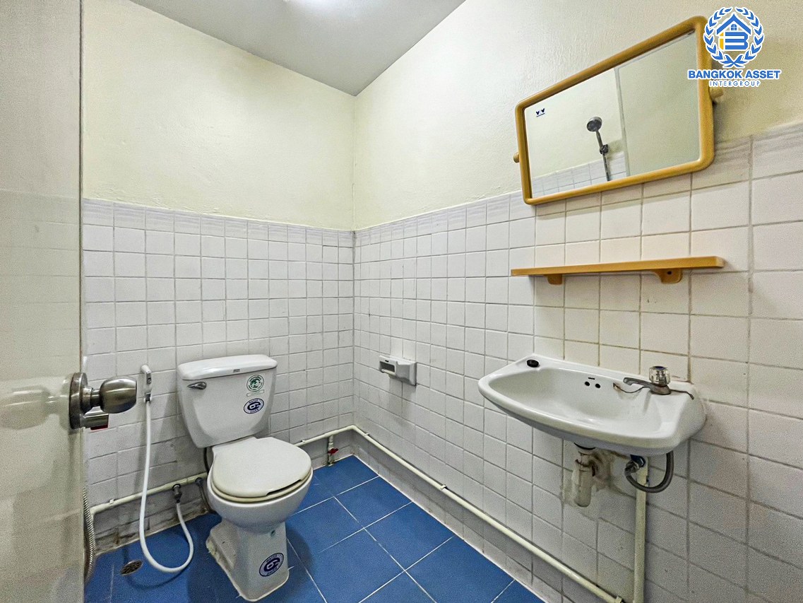 ทาวน์เฮ้าส์มือสองนนทบุรี หมู่บ้าน รัตนาธิเบศร์ กาญจนาภิเษก เนื้อที่ 16 ตร.ว. ฟังก์ชัน 2 ห้องนอน 2 ห้องน้ำ 1 ที่จอดรถ บ้านสภาพสวย พร้อมเข้าอยู่ได้เลย บนทำเลติดเซ็นทรัลเวสต์เกต เชื่อมต่อถนนกาญจนาภิเษก, ถนนรัตนาธิเบศร์ ใกล้รถไฟฟ้าสายสีม่วง "สถานีตลาดบางใหญ่" เพียง 5 นาทีเท่านั้น !