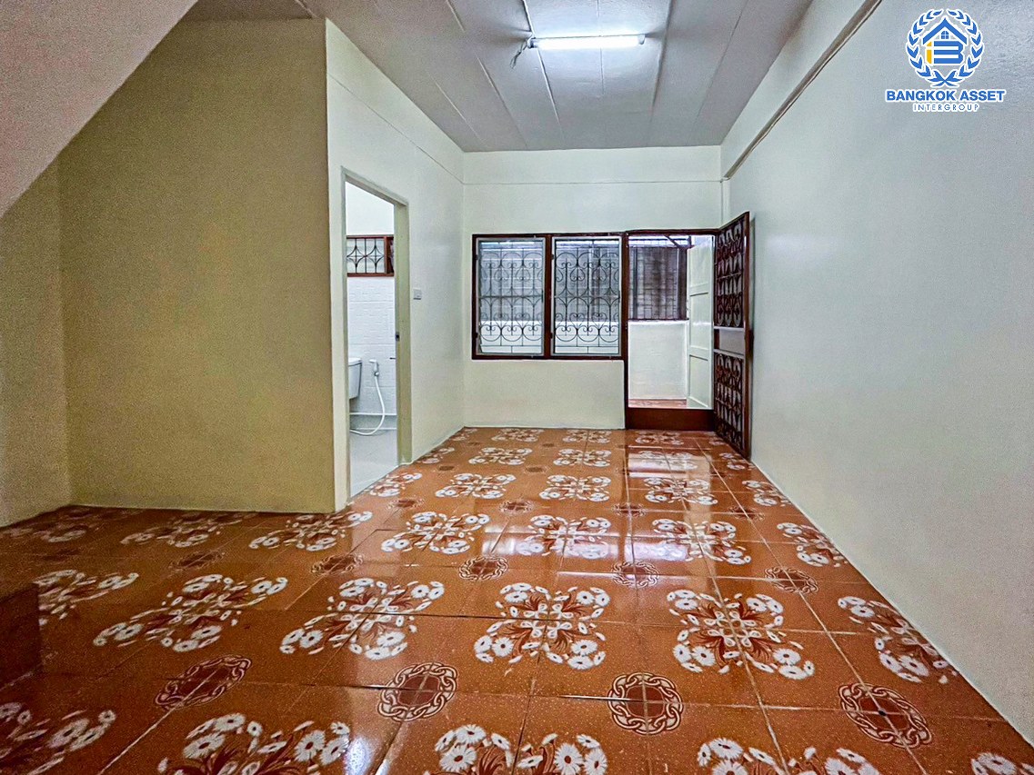 ทาวน์เฮ้าส์มือสองนนทบุรี หมู่บ้าน รัตนาธิเบศร์ กาญจนาภิเษก เนื้อที่ 16 ตร.ว. ฟังก์ชัน 2 ห้องนอน 2 ห้องน้ำ 1 ที่จอดรถ บ้านสภาพสวย พร้อมเข้าอยู่ได้เลย บนทำเลติดเซ็นทรัลเวสต์เกต เชื่อมต่อถนนกาญจนาภิเษก, ถนนรัตนาธิเบศร์ ใกล้รถไฟฟ้าสายสีม่วง "สถานีตลาดบางใหญ่" เพียง 5 นาทีเท่านั้น !