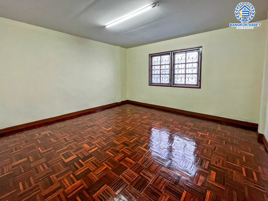 ทาวน์เฮ้าส์มือสองนนทบุรี หมู่บ้าน รัตนาธิเบศร์ กาญจนาภิเษก เนื้อที่ 16 ตร.ว. ฟังก์ชัน 2 ห้องนอน 2 ห้องน้ำ 1 ที่จอดรถ บ้านสภาพสวย พร้อมเข้าอยู่ได้เลย บนทำเลติดเซ็นทรัลเวสต์เกต เชื่อมต่อถนนกาญจนาภิเษก, ถนนรัตนาธิเบศร์ ใกล้รถไฟฟ้าสายสีม่วง "สถานีตลาดบางใหญ่" เพียง 5 นาทีเท่านั้น !