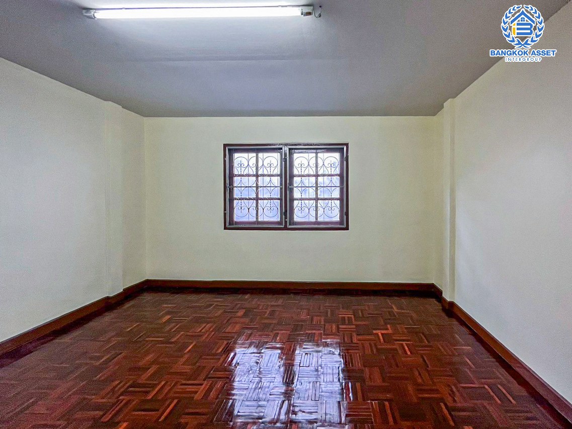 ทาวน์เฮ้าส์มือสองนนทบุรี หมู่บ้าน รัตนาธิเบศร์ กาญจนาภิเษก เนื้อที่ 16 ตร.ว. ฟังก์ชัน 2 ห้องนอน 2 ห้องน้ำ 1 ที่จอดรถ บ้านสภาพสวย พร้อมเข้าอยู่ได้เลย บนทำเลติดเซ็นทรัลเวสต์เกต เชื่อมต่อถนนกาญจนาภิเษก, ถนนรัตนาธิเบศร์ ใกล้รถไฟฟ้าสายสีม่วง "สถานีตลาดบางใหญ่" เพียง 5 นาทีเท่านั้น !