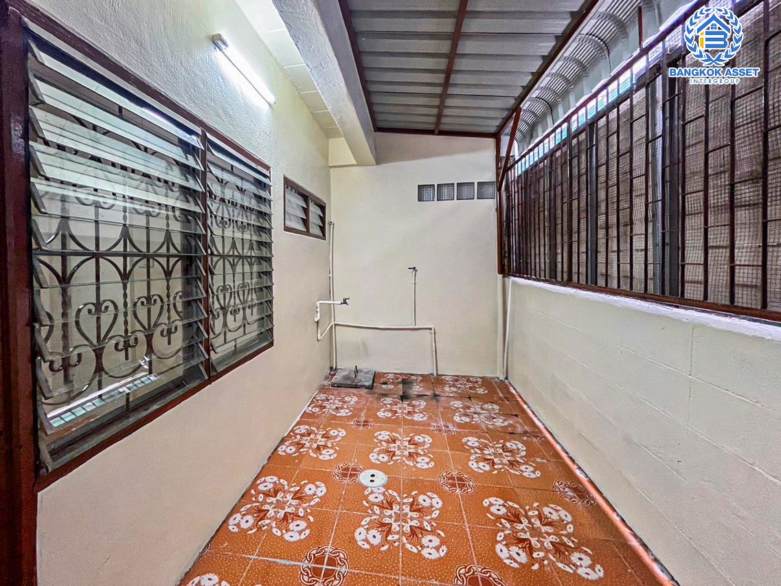 ทาวน์เฮ้าส์มือสองนนทบุรี หมู่บ้าน รัตนาธิเบศร์ กาญจนาภิเษก เนื้อที่ 16 ตร.ว. ฟังก์ชัน 2 ห้องนอน 2 ห้องน้ำ 1 ที่จอดรถ บ้านสภาพสวย พร้อมเข้าอยู่ได้เลย บนทำเลติดเซ็นทรัลเวสต์เกต เชื่อมต่อถนนกาญจนาภิเษก, ถนนรัตนาธิเบศร์ ใกล้รถไฟฟ้าสายสีม่วง "สถานีตลาดบางใหญ่" เพียง 5 นาทีเท่านั้น !