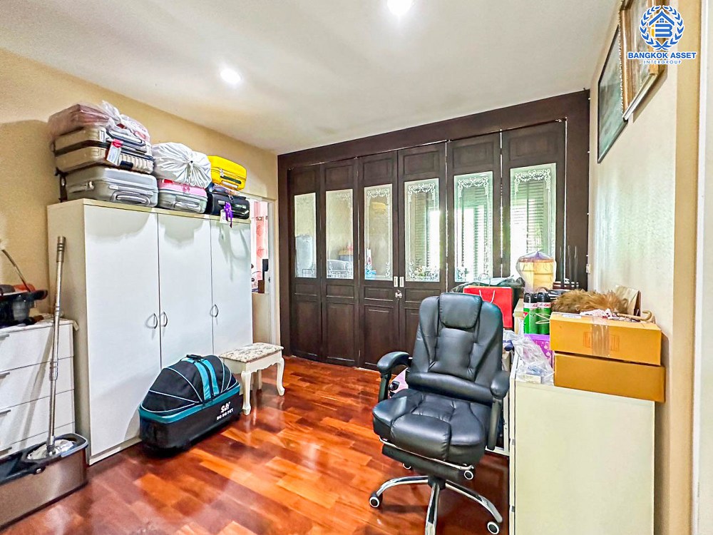 *****บ้านเดี่ยวมือสอง โครงการ ลัดดารมย์ อิลิแกนซ์ พระราม5-2 เนื้อที่ 140.90 ตร.ว. ฟังก์ชัน 5 ห้องนอน 5 ห้องน้ำ 2 ที่จอดรถ บ้านสภาพดีเยี่ยม พร้อมเรือนรับรอง บนทำเลศักยภาพ เชื่อมต่อถนนนครอินทร์ ถนนกาญจนาภิเษก ถนนราชพฤกษ์ ใกล้รถไฟฟ้าสายสีม่วง "สถานีศูนย์ราชการนนทบุรี" และจุดขึ้นทางด่วน "ศรีรัช"