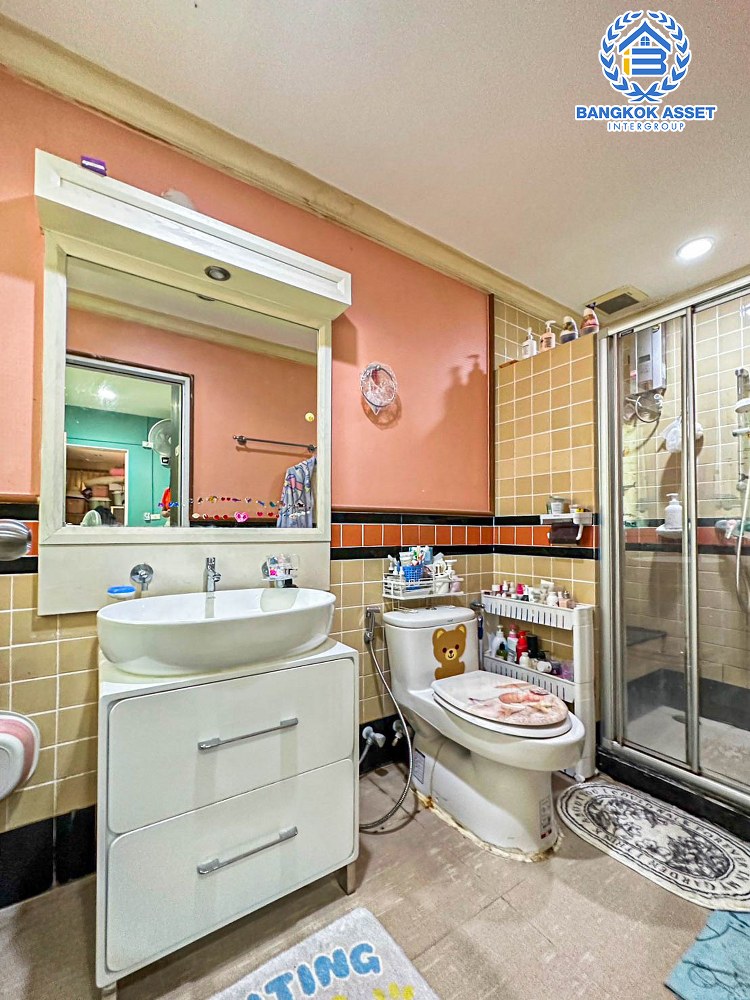 *****บ้านเดี่ยวมือสอง โครงการ ลัดดารมย์ อิลิแกนซ์ พระราม5-2 เนื้อที่ 140.90 ตร.ว. ฟังก์ชัน 5 ห้องนอน 5 ห้องน้ำ 2 ที่จอดรถ บ้านสภาพดีเยี่ยม พร้อมเรือนรับรอง บนทำเลศักยภาพ เชื่อมต่อถนนนครอินทร์ ถนนกาญจนาภิเษก ถนนราชพฤกษ์ ใกล้รถไฟฟ้าสายสีม่วง "สถานีศูนย์ราชการนนทบุรี" และจุดขึ้นทางด่วน "ศรีรัช"