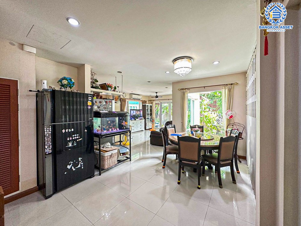 *****บ้านเดี่ยวมือสอง โครงการ ลัดดารมย์ อิลิแกนซ์ พระราม5-2 เนื้อที่ 140.90 ตร.ว. ฟังก์ชัน 5 ห้องนอน 5 ห้องน้ำ 2 ที่จอดรถ บ้านสภาพดีเยี่ยม พร้อมเรือนรับรอง บนทำเลศักยภาพ เชื่อมต่อถนนนครอินทร์ ถนนกาญจนาภิเษก ถนนราชพฤกษ์ ใกล้รถไฟฟ้าสายสีม่วง "สถานีศูนย์ราชการนนทบุรี" และจุดขึ้นทางด่วน "ศรีรัช"