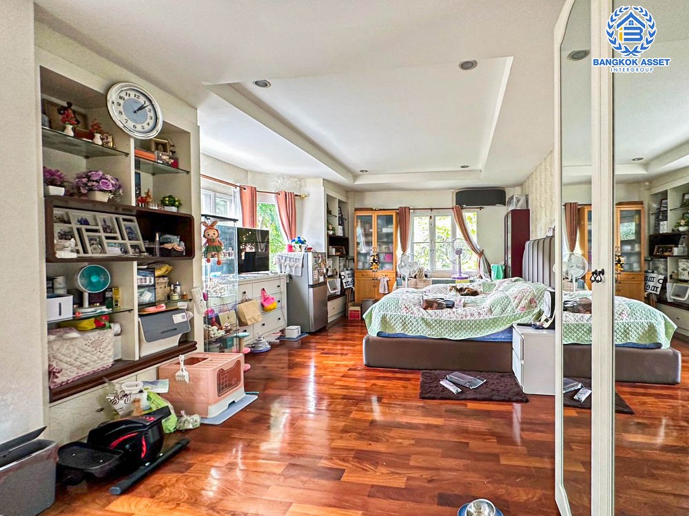 *****บ้านเดี่ยวมือสอง โครงการ ลัดดารมย์ อิลิแกนซ์ พระราม5-2 เนื้อที่ 140.90 ตร.ว. ฟังก์ชัน 5 ห้องนอน 5 ห้องน้ำ 2 ที่จอดรถ บ้านสภาพดีเยี่ยม พร้อมเรือนรับรอง บนทำเลศักยภาพ เชื่อมต่อถนนนครอินทร์ ถนนกาญจนาภิเษก ถนนราชพฤกษ์ ใกล้รถไฟฟ้าสายสีม่วง "สถานีศูนย์ราชการนนทบุรี" และจุดขึ้นทางด่วน "ศรีรัช"