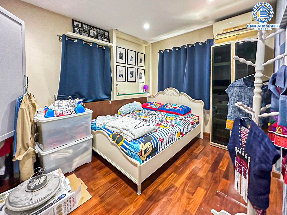 *****บ้านเดี่ยวมือสอง โครงการ ลัดดารมย์ อิลิแกนซ์ พระราม5-2 เนื้อที่ 140.90 ตร.ว. ฟังก์ชัน 5 ห้องนอน 5 ห้องน้ำ 2 ที่จอดรถ บ้านสภาพดีเยี่ยม พร้อมเรือนรับรอง บนทำเลศักยภาพ เชื่อมต่อถนนนครอินทร์ ถนนกาญจนาภิเษก ถนนราชพฤกษ์ ใกล้รถไฟฟ้าสายสีม่วง "สถานีศูนย์ราชการนนทบุรี" และจุดขึ้นทางด่วน "ศรีรัช"