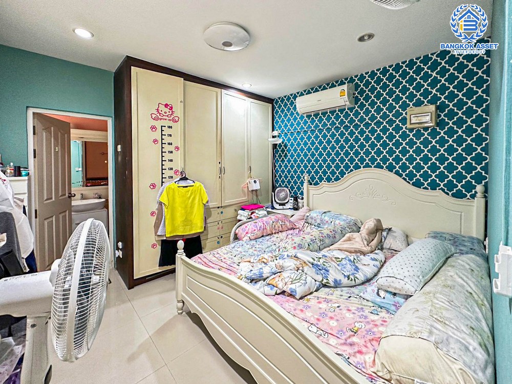 *****บ้านเดี่ยวมือสอง โครงการ ลัดดารมย์ อิลิแกนซ์ พระราม5-2 เนื้อที่ 140.90 ตร.ว. ฟังก์ชัน 5 ห้องนอน 5 ห้องน้ำ 2 ที่จอดรถ บ้านสภาพดีเยี่ยม พร้อมเรือนรับรอง บนทำเลศักยภาพ เชื่อมต่อถนนนครอินทร์ ถนนกาญจนาภิเษก ถนนราชพฤกษ์ ใกล้รถไฟฟ้าสายสีม่วง "สถานีศูนย์ราชการนนทบุรี" และจุดขึ้นทางด่วน "ศรีรัช"