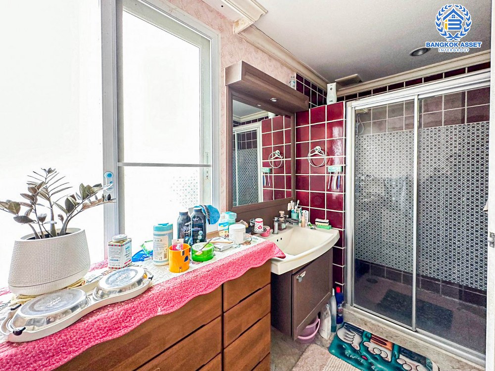 *****บ้านเดี่ยวมือสอง โครงการ ลัดดารมย์ อิลิแกนซ์ พระราม5-2 เนื้อที่ 140.90 ตร.ว. ฟังก์ชัน 5 ห้องนอน 5 ห้องน้ำ 2 ที่จอดรถ บ้านสภาพดีเยี่ยม พร้อมเรือนรับรอง บนทำเลศักยภาพ เชื่อมต่อถนนนครอินทร์ ถนนกาญจนาภิเษก ถนนราชพฤกษ์ ใกล้รถไฟฟ้าสายสีม่วง "สถานีศูนย์ราชการนนทบุรี" และจุดขึ้นทางด่วน "ศรีรัช"