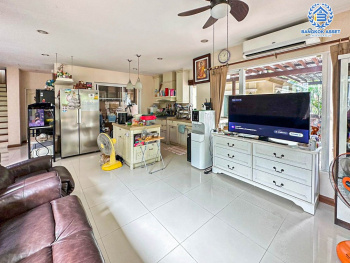 *****บ้านเดี่ยวมือสอง โครงการ ลัดดารมย์ อิลิแกนซ์ พระราม5-2 เนื้อที่ 140.90 ตร.ว. ฟังก์ชัน 5 ห้องนอน 5 ห้องน้ำ 2 ที่จอดรถ บ้านสภาพดีเยี่ยม พร้อมเรือนรับรอง บนทำเลศักยภาพ เชื่อมต่อถนนนครอินทร์ ถนนกาญจนาภิเษก ถนนราชพฤกษ์ ใกล้รถไฟฟ้าสายสีม่วง "สถานีศูนย์ราชการนนทบุรี" และจุดขึ้นทางด่วน "ศรีรัช"