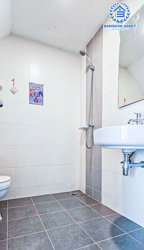 *****ทาวน์เฮ้าส์มือสอง โครงการ กัสโต้ เพชรเกษม-ทวีวัฒนา เนื้อที่ 28.70 ตร.ว. ฟังก์ชัน 4 ห้องนอน 3 ห้องน้ำ 2 ที่จอดรถ ภายในสภาพดีเยี่ยม โครงการตั้งบนทำเลเดินทางสะดวก เชื่อมต่อถนนเลียบคลองทวีวัฒนา ถนนเพชรเกษม ถนนพุทธมณฑลสาย3 ถนนบรมราชชนนี ใกล้เดอะมอลล์บางเเค