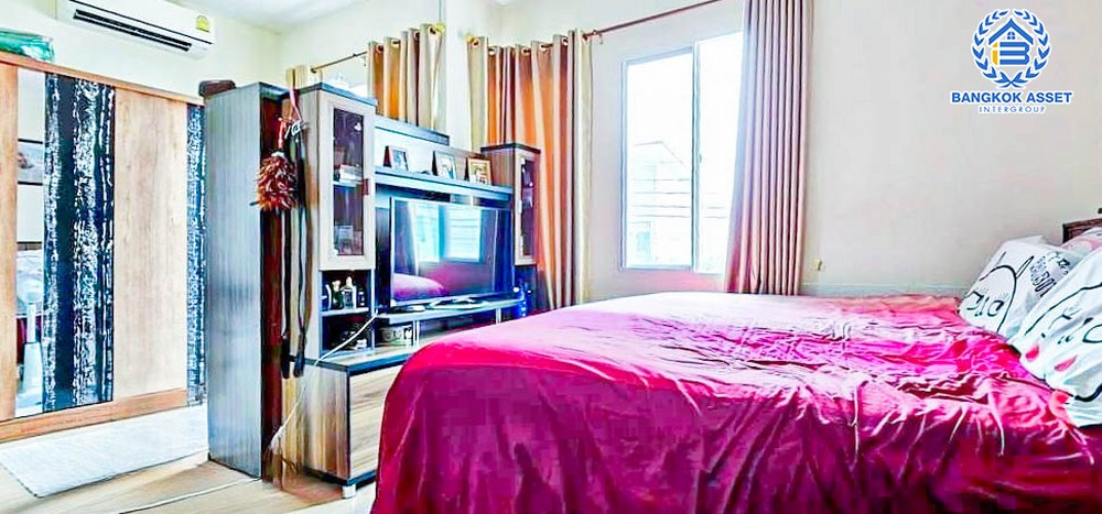 *****ทาวน์เฮ้าส์มือสอง โครงการ กัสโต้ เพชรเกษม-ทวีวัฒนา เนื้อที่ 28.70 ตร.ว. ฟังก์ชัน 4 ห้องนอน 3 ห้องน้ำ 2 ที่จอดรถ ภายในสภาพดีเยี่ยม โครงการตั้งบนทำเลเดินทางสะดวก เชื่อมต่อถนนเลียบคลองทวีวัฒนา ถนนเพชรเกษม ถนนพุทธมณฑลสาย3 ถนนบรมราชชนนี ใกล้เดอะมอลล์บางเเค