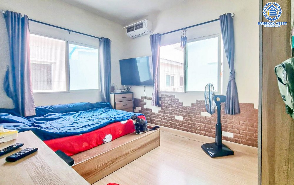 *****ทาวน์เฮ้าส์มือสอง โครงการ กัสโต้ เพชรเกษม-ทวีวัฒนา เนื้อที่ 28.70 ตร.ว. ฟังก์ชัน 4 ห้องนอน 3 ห้องน้ำ 2 ที่จอดรถ ภายในสภาพดีเยี่ยม โครงการตั้งบนทำเลเดินทางสะดวก เชื่อมต่อถนนเลียบคลองทวีวัฒนา ถนนเพชรเกษม ถนนพุทธมณฑลสาย3 ถนนบรมราชชนนี ใกล้เดอะมอลล์บางเเค